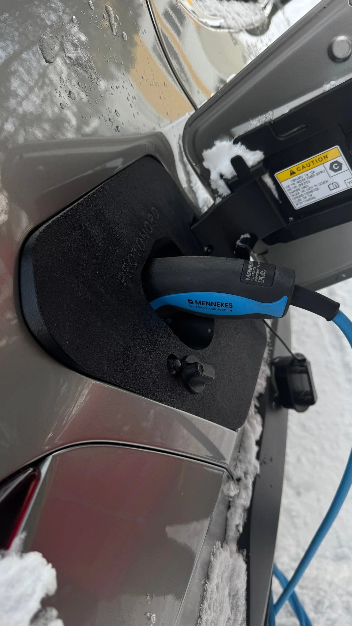 Lexus UX300e - Snow cover