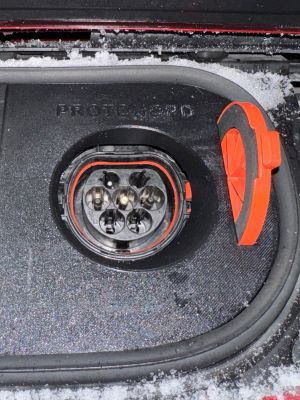 Nissan Leaf (ZE1) V2 - Weather and Snow Cover for Charging Port