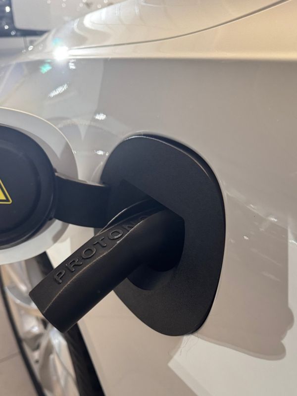 Product Volvo V90 Plug-In Hybrid - Weather and Snow Cover for Charging Port Image